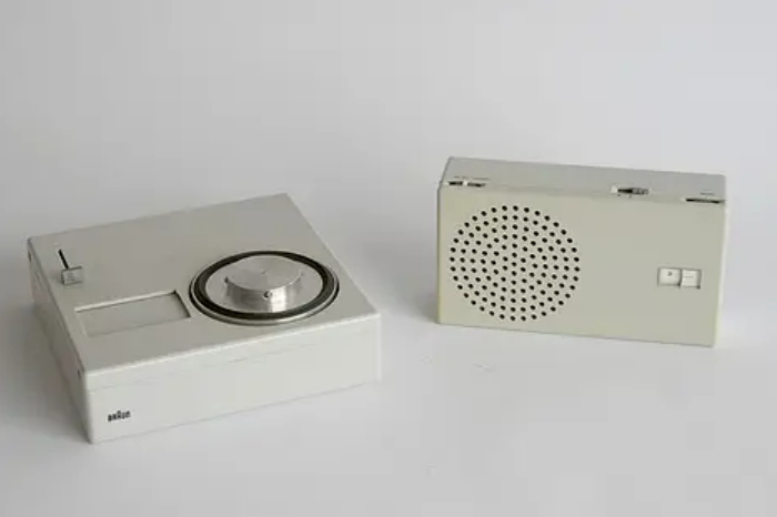 브라운 TP1 오디오 시스템의 레코드 플레이어 유닛과 스피커 유닛이 나란히 놓인 미니멀한 구성