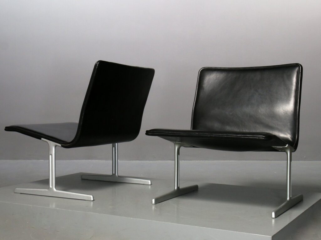 1970년대 디터 람스가 비초에를 위해 디자인한 올 블랙 가죽 소재의 601(RZ60) 체어 두 대의 모습