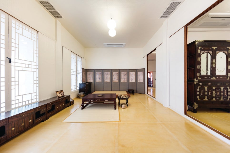 백인제 가옥 안방의 반대편 모습. 벽면에는 화려한 자개농(장롱)과 병풍이 놓여 있어 일제강점기 최상류층의 호화로운 생활상을 짐작게 한다. 넓은 방의 규모와 잘 관리된 장판 바닥, 그리고 정갈하게 놓인 고가구들이 어우러져 고풍스럽고 정적인 분위기를 자아낸다.