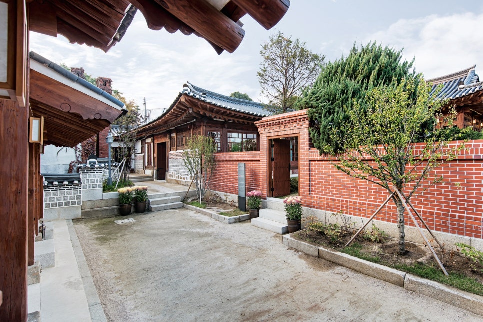 서울 북촌 백인제 가옥 마당에 설치된 붉은 벽돌 소재의 헛담(가림담). 사랑채와 안채 사이에 독립적으로 세워진 이 담장은, 사랑채를 찾은 손님들의 시선으로부터 안채의 안주인을 보호하는 프라이버시 스크린 역할을 한다. 전통적인 공간 분할 개념을 근대적 붉은 벽돌로 구현한 독특한 건축 요소다.