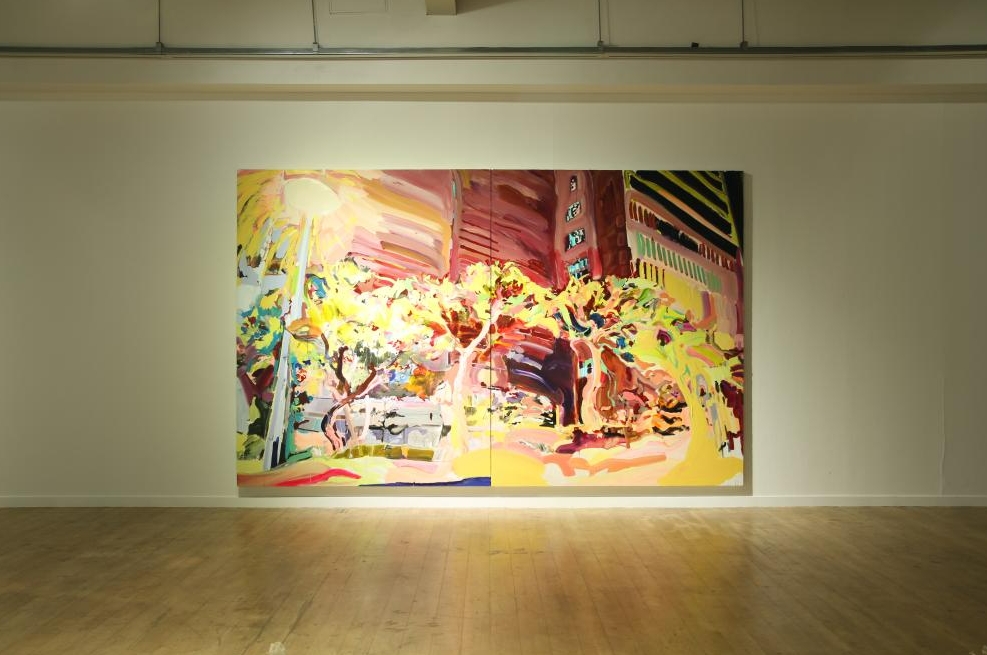 노란색과 분홍색 색감이 강렬하게 대비되는 소나무가 그려진 대형 서양화 작품.