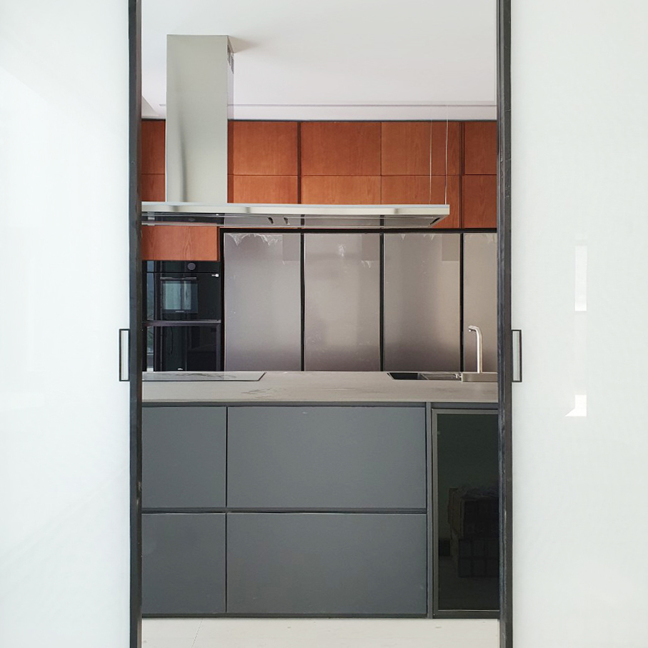 묵화담 1층 주방 인테리어: 반투명 슬라이딩 도어와 먹색 아일랜드 조리대, 우드 빌트인 가구가 조화를 이룬 모던 키친 디자인