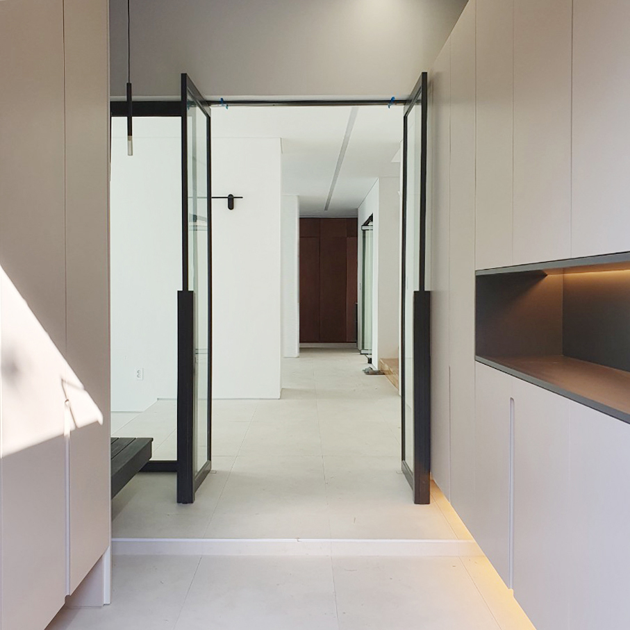 묵화담 내부 복도 인테리어: 종묘의 선형적 구조를 재해석한 긴 시퀀스와 공간의 중첩 미학