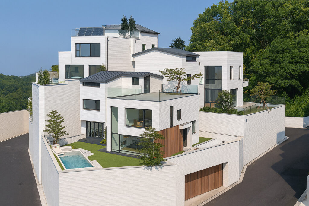 경기도 광주 능평동 동현마을 고급 단독주택 단지 묵화담 전경: 산세와 어우러진 모던 화이트 타운하우스 건축 디자인과 수영장 조경