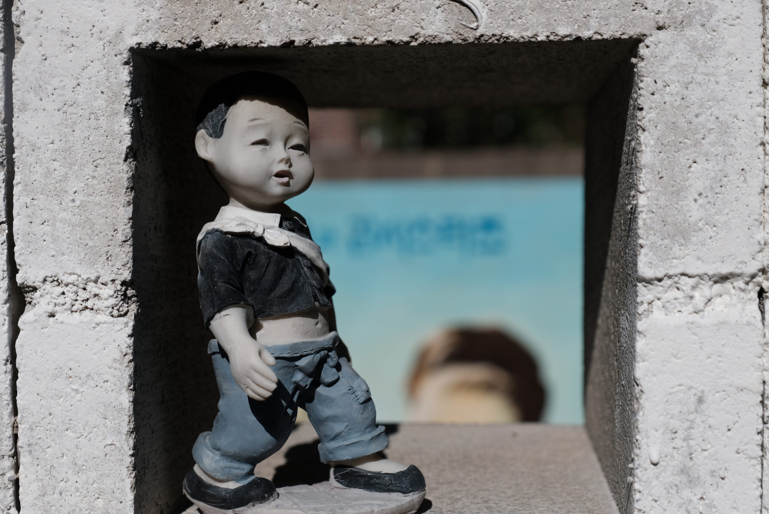 목포 원도심 골목의 담벼락 틈새에 놓인 작은 소년 인형 조형물. 거친 콘크리트 블록을 프레임 삼아 서 있는 옛날 옷차림의 소년상은, 1970-80년대의 골목길 정서와 어린 시절의 순수한 추억을 떠올리게 하는 숨겨진 예술 작품이다.