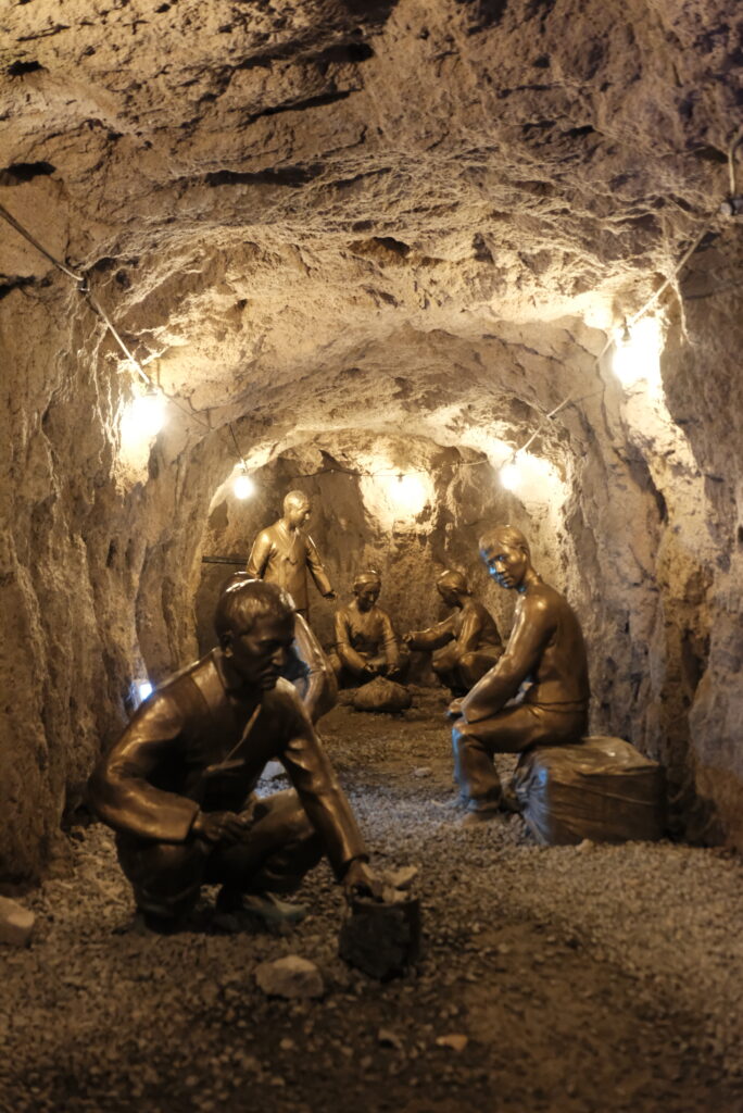 목포 근대역사관 1관(구 일본영사관) 뒤편에 위치한 방공호 내부 모습. 거친 암반으로 이루어진 인공 동굴 안에는 일제강점기 말기 강제로 동원되어 노역을 하는 조선인 노동자들의 모습을 재현한 동상들이 전시되어 있다. 곡괭이로 돌을 파내는 처절한 모습이 당시의 수탈과 강제 징용의 참혹함을 생생하게 증언한다.