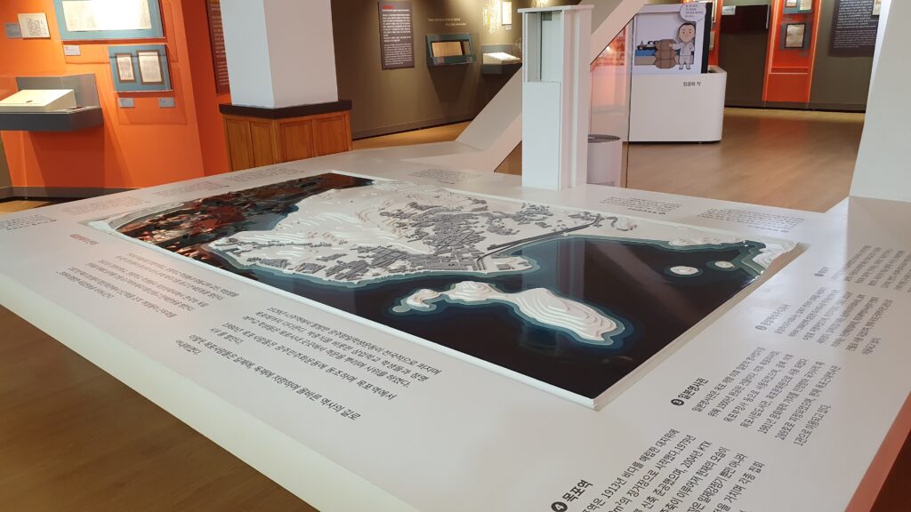 목포 근대역사관 2관(구 동양척식주식회사) 내부에 전시된 목포 시가지 매립 변천사 모형. 일제강점기 당시 바다를 메워 도시를 확장했던 간척 사업의 과정과 당시 주요 건물의 위치가 입체 지도로 상세하게 표현되어 있다. 수탈의 역사를 증언하는 교육적인 전시물이다.