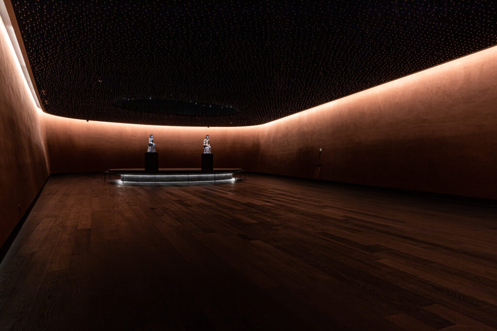 국립중앙박물관 사유의 방 내부 전경과 두 점의 반가사유상