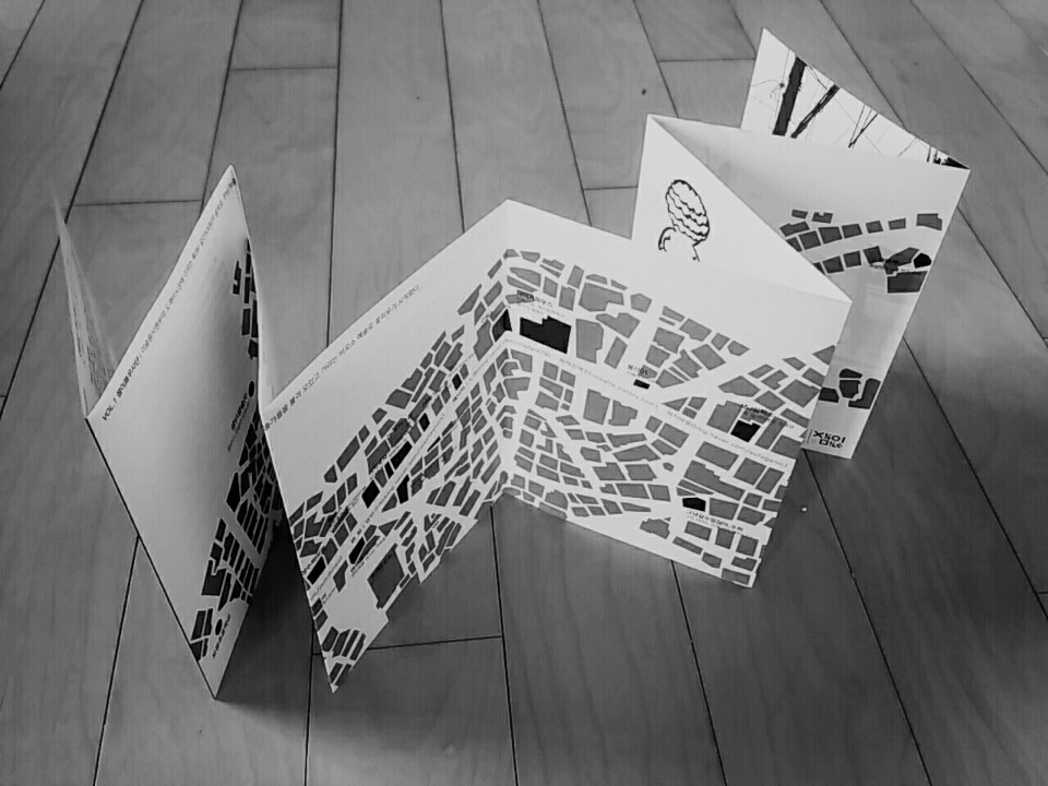 골목의 건물들이 세밀하게 묘사된 잼이로 아코디언 북의 입체적 폴딩 컷