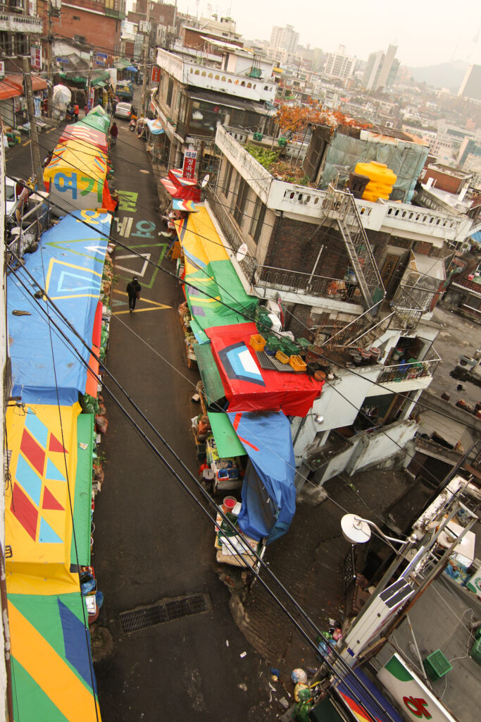 알록달록한 천막이 늘어선 우사단로 도깨비 시장을 위에서 내려다본 풍경