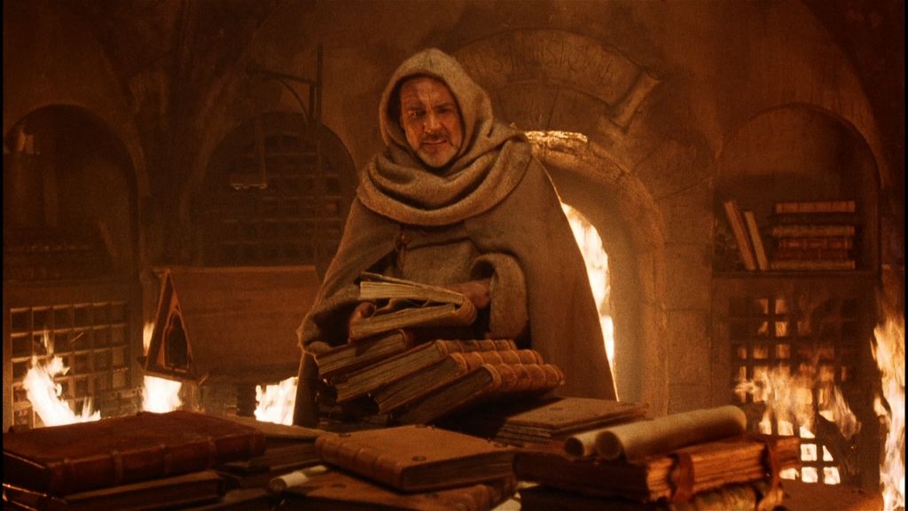 불길 속에서 고서를 품에 안고 있는 윌리엄 수도사의 모습